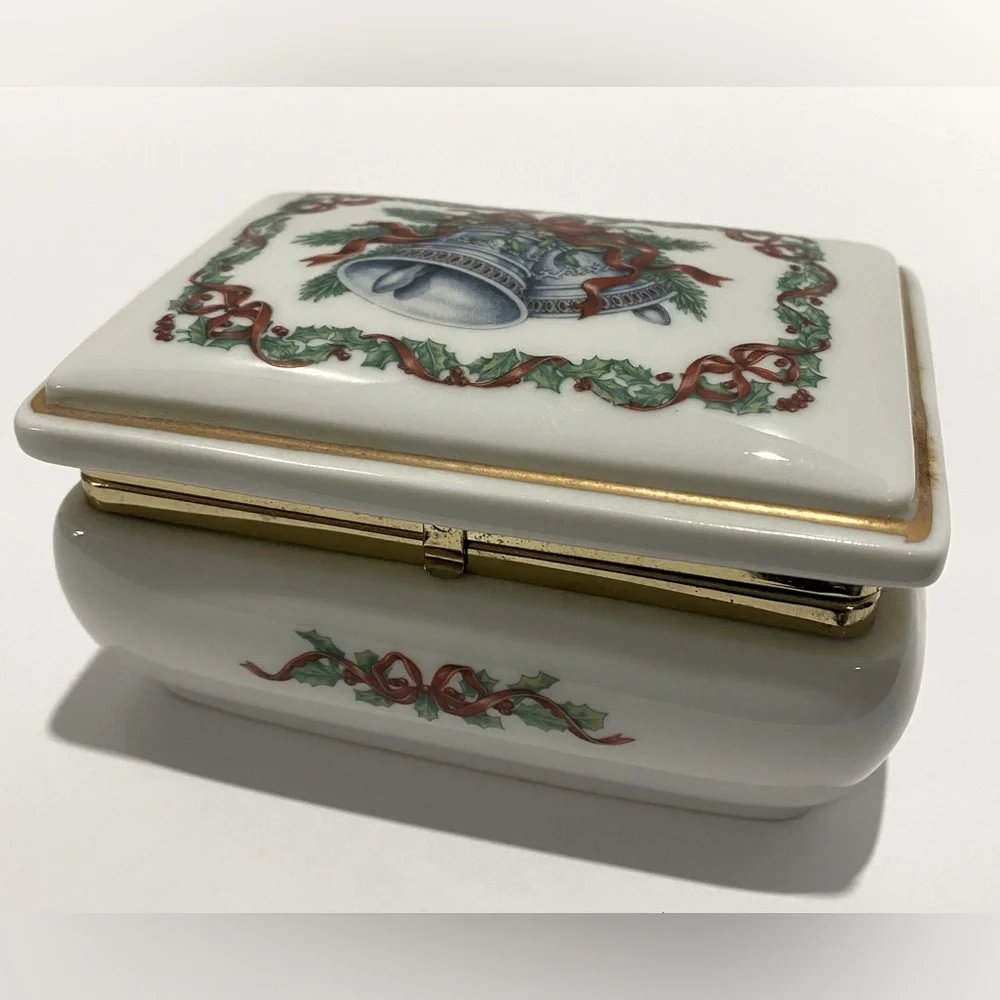 Vintage Melodies Of Christmas Musical Trinket Jewelry Box 